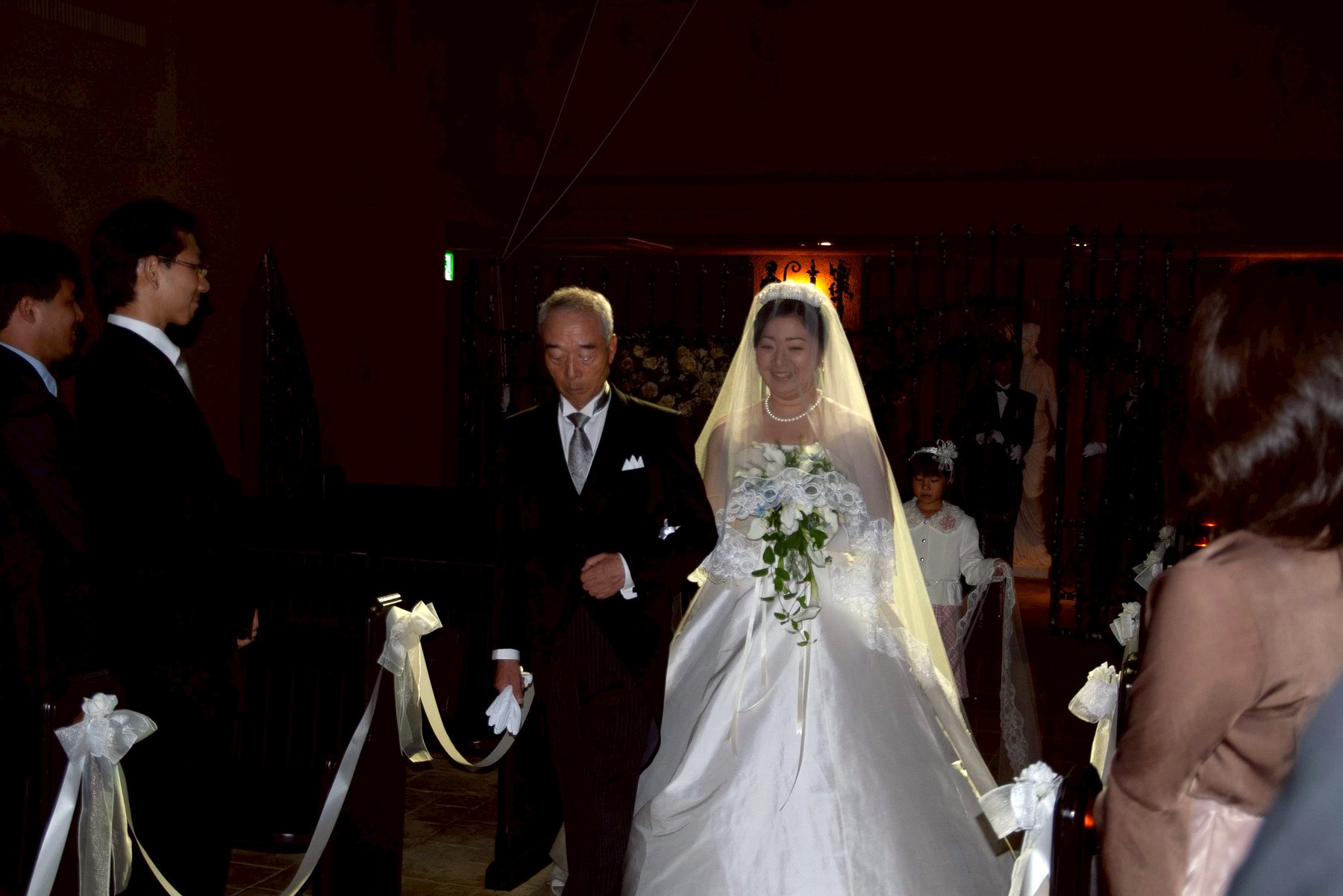 お父様と入場する新婦