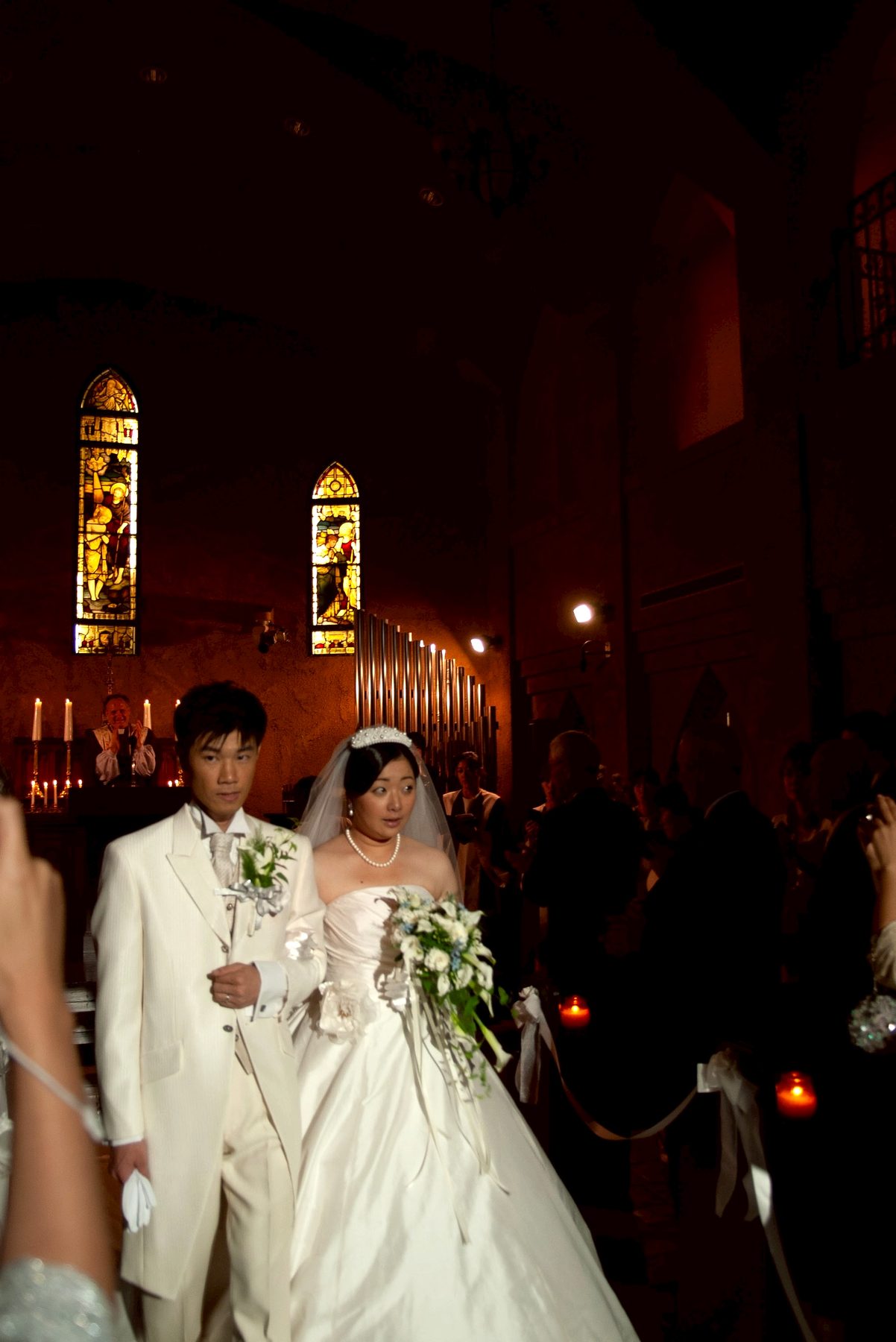 祭壇前の新郎新婦
