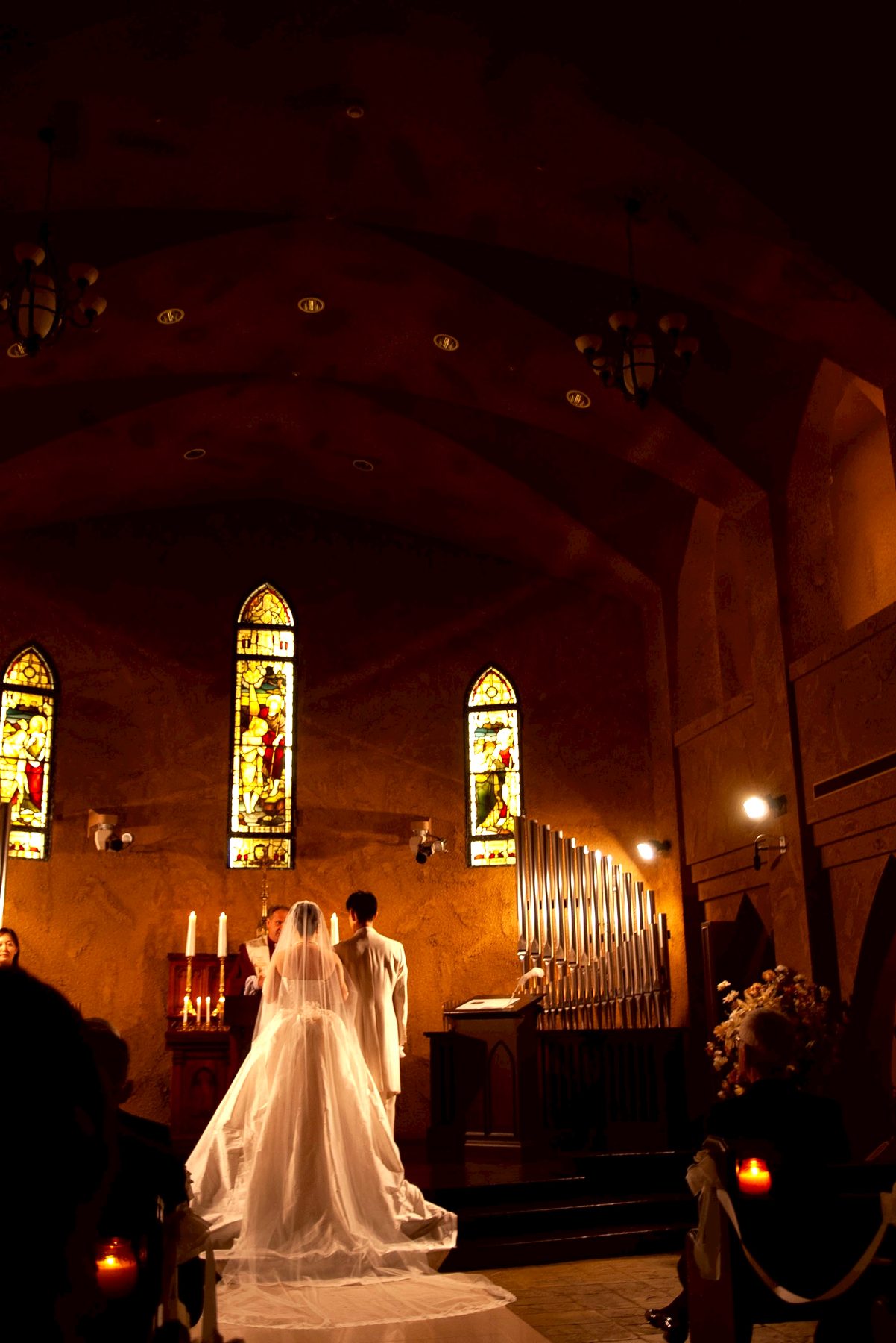 チャペルの祭壇に立つ新郎新婦